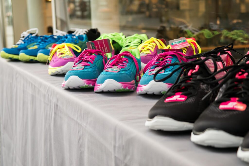 Sportschuhe in einem Geschäftsregal stehen sinnbildlich für die aktuellen Adidas Quartalszahlen des dritten Quartals 2026 – Foto: Didgeman / Pixabay