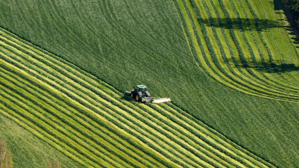 Ein GPS-gesteuerter Traktor und eine Drohne über einem Feld zeigen, wie sich Hightech-Landwirtschaft im Alltag einsetzen lässt – Foto: LP_photodesign_16 / Pixabay