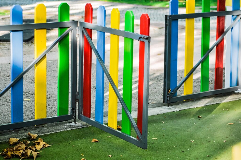 Eingang einer Kindertagesstätte am Morgen, sinnbildlich für die Teilzeit-Lücke durch fehlende Betreuungsplätze in Deutschland – Foto: mac231 / Pixabay