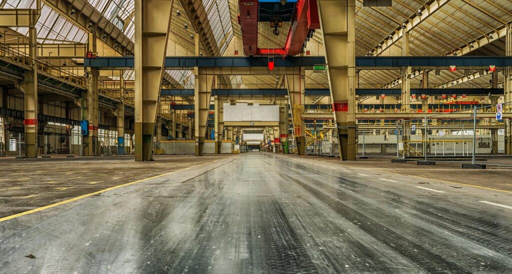 Eine stillstehende Fertigungsstraße symbolisiert den Rückgang der Industrie-Arbeitsplätze in Deutschland – Foto: Tama66 / Pixabay