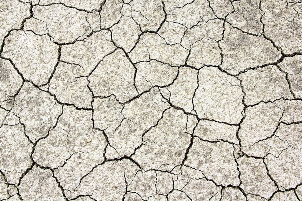 Betonierte Flughafenfläche mit Brunnenanlagen, an der die Kosten der PFAS-Sanierung sichtbar durch bauliche Maßnahmen werden – Foto: GregMontani / Pixabay