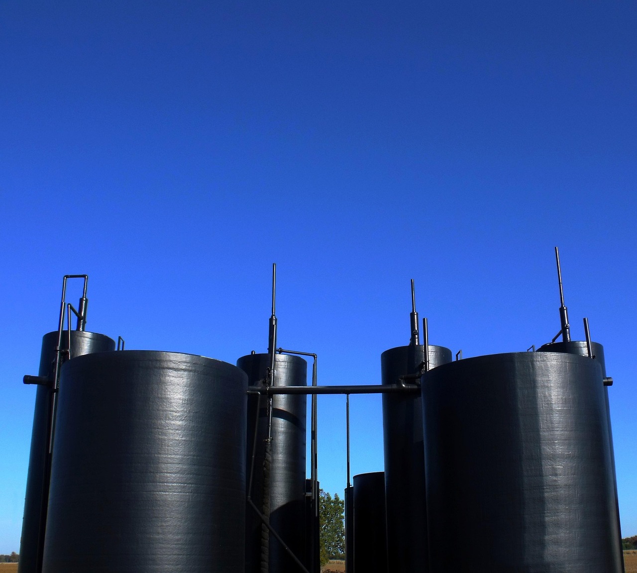 Industrielle Gasspeicheranlage mit Rohren und Tanks, deren Prozent-Füllstand aktuell unter dem EU-Ziel liegt – Foto: PublicDomainPictures / Pixabay
