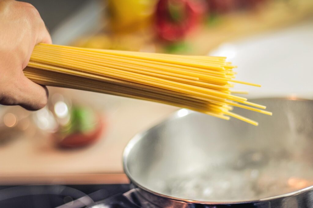 Trockene Spaghetti und Fusilli auf einer Küchenarbeitsplatte veranschaulichen die Ergebnisse der Umfrage zu Nudeln in deutschen Haushalten – Foto: JESHOOTS-com / Pixabay