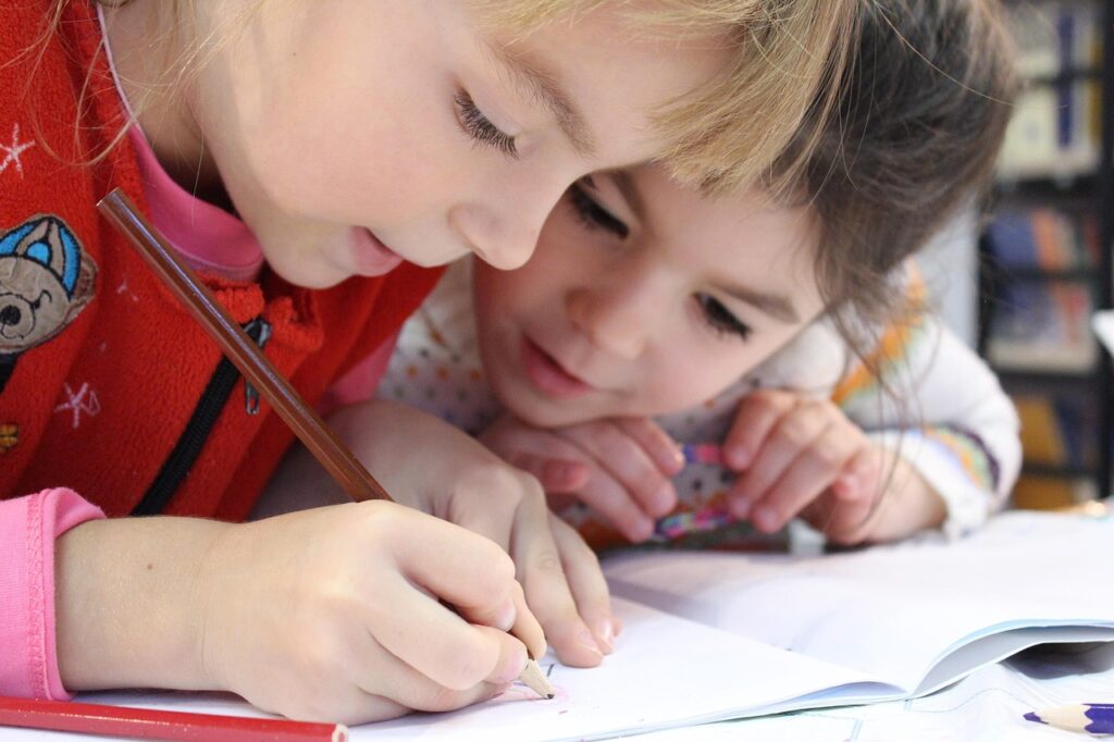 Ein leerer Schultisch mit Rucksack und Lunchbox symbolisiert die Nachmittagsbetreuung Kosten an österreichischen Schulen – Foto: klimkin / Pixabay