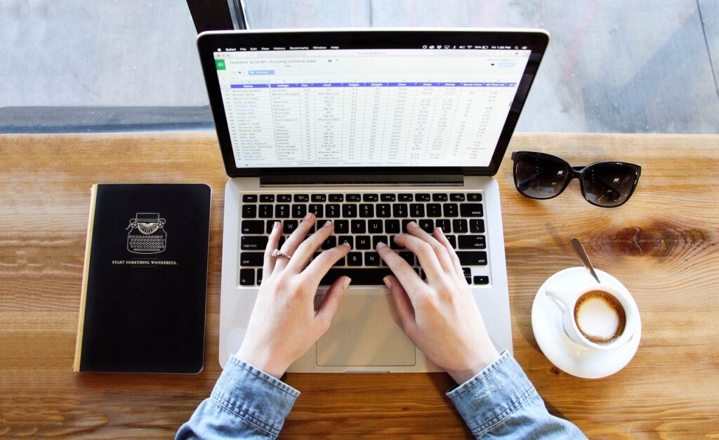 Ein Auszubildender arbeitet an einem Laptop in einer Berufsschule, während eine Studie den Nutzen von KI in der Ausbildung untersucht – Foto: Pexels / Pixabay