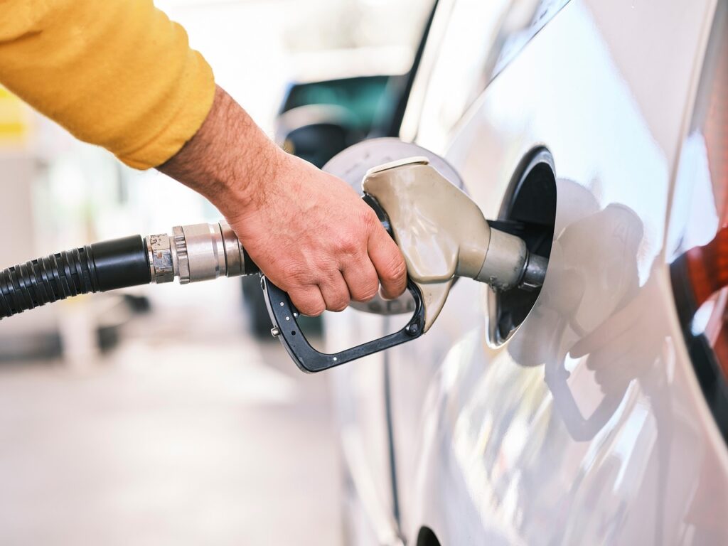 Eine Zapfsäule auf einem Tankstellengelände im Mittagslicht, Symbolbild zu den 780 Tankstellen mit Verstößen gegen die 12-Uhr-Regel – Foto: Engin_Akyurt / Pixabay