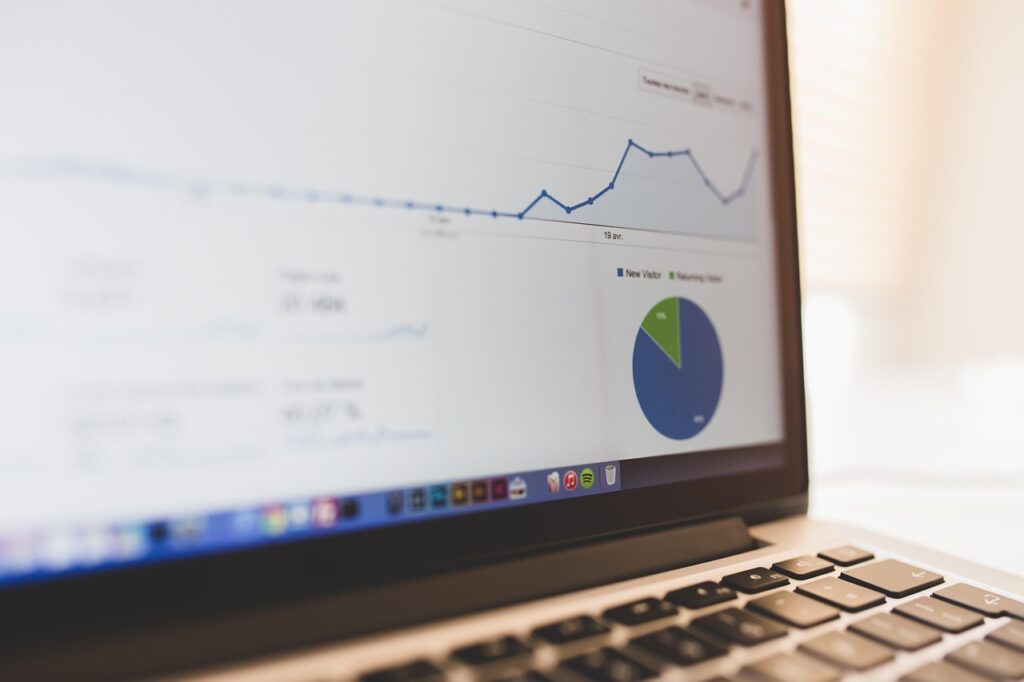Ein Schreibtisch mit Laptop steht sinnbildlich für die noch geringe KI-Nutzung in deutschen Betrieben – Foto: Lalmch / Pixabay
