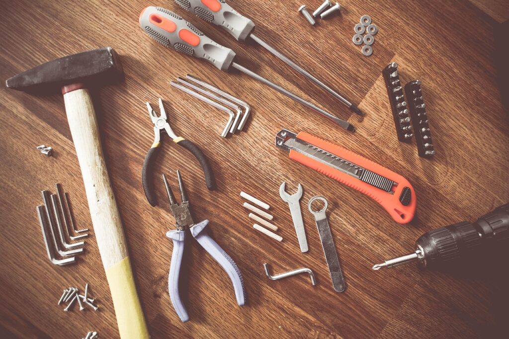 Hände reparieren ein Möbelstück in einer Werkstatt als Sinnbild für die Rendite der Kreislaufwirtschaft – Foto: picjumbo_com / Pixabay