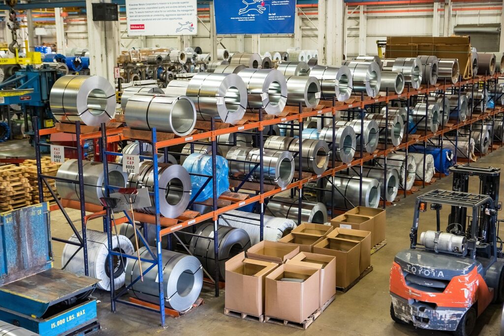 Gestapelte Aluminiumbarren in einer Fabrikhalle veranschaulichen die aktuellen Zahlen von Norsk Hydro zur Aluminiumproduktion – Foto: jotoler / Pixabay
