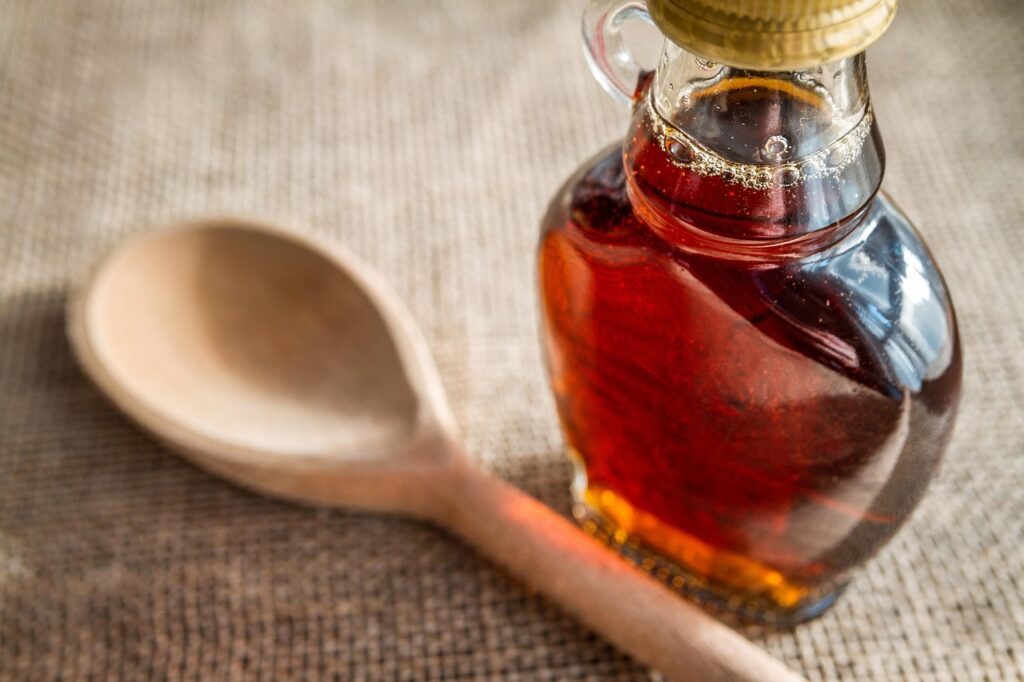 Lagerregal mit Kanistern für Ahornsirup-Reserven in einer kanadischen Scheune – Foto: piviso / Pixabay