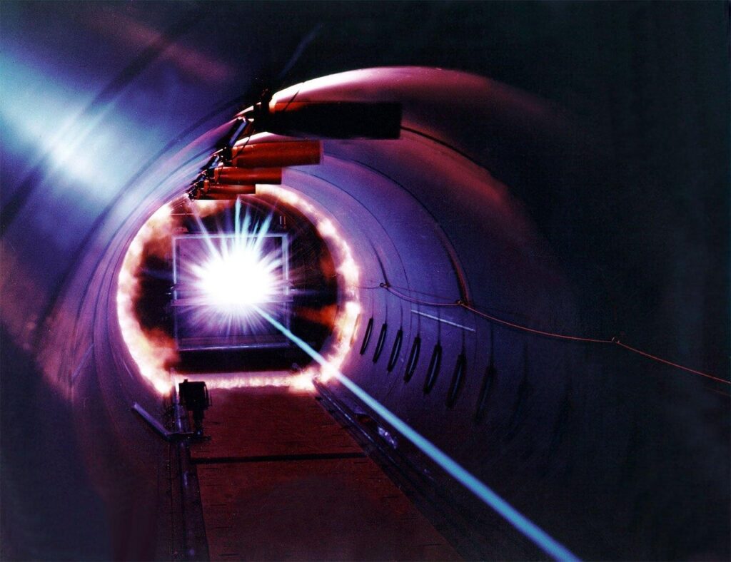 Laboraufbau mit Laseroptik, wie er für die Präzision der neuen Atomkernuhr genutzt wird – Foto: WikiImages / Pixabay