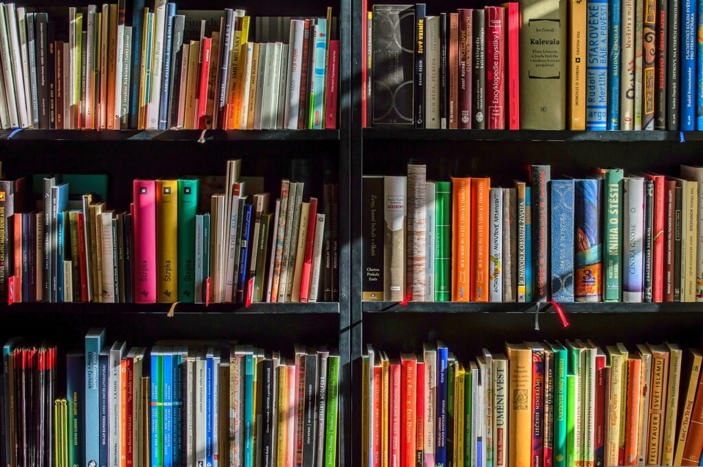 Ein Bücherstapel in einer Buchhandlung zeigt, wie stark die Nobelpreis-Verkaufszahlen nach der Auszeichnung steigen können – Foto: LubosHouska / Pixabay