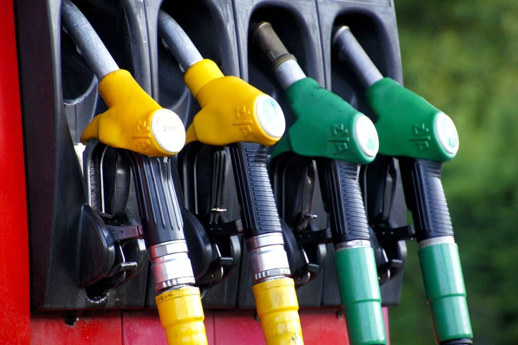 Eine Zapfpistole steckt im Tank eines Autos und symbolisiert die anhaltende Diesel-Knappheit an den Tankstellen – Foto: IADE-Michoko / Pixabay
