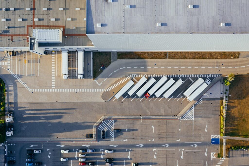 Lagerhalle eines österreichischen Exportbetriebs im Morgenlicht, sinnbildlich für das erwartete BIP-Wachstum 2026 – Foto: marcinjozwiak / Pixabay