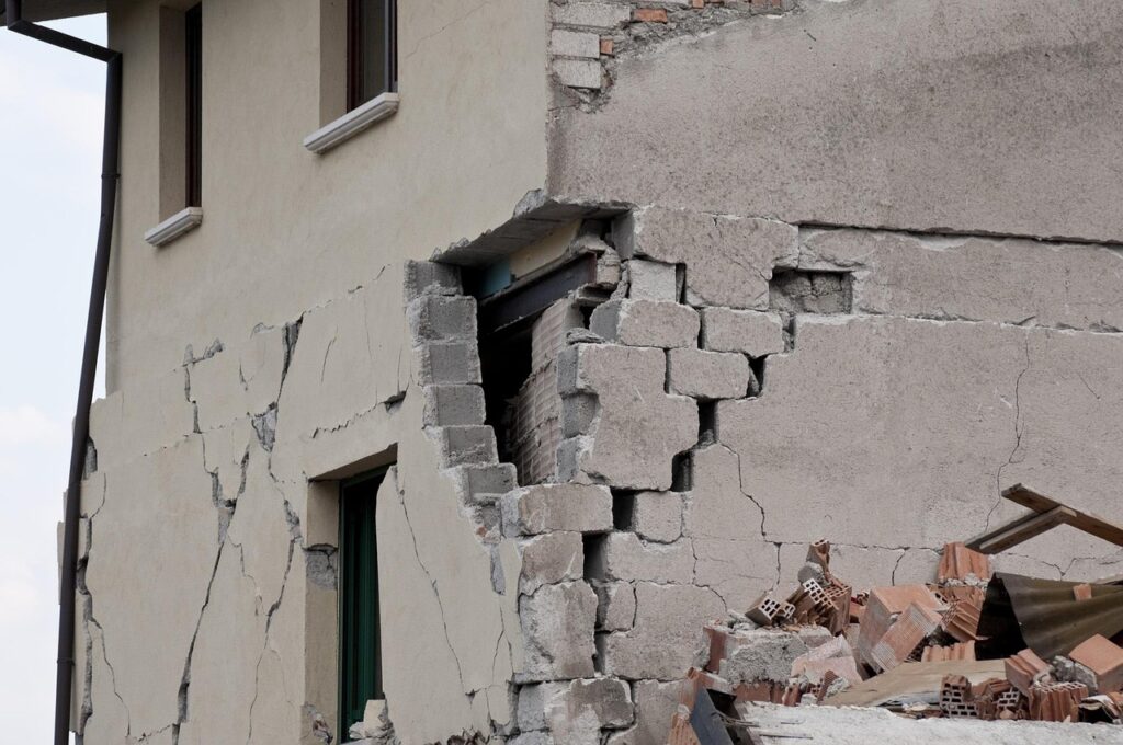 Ruhige Straße in einer Tiroler Kleinstadt am Morgen, Schauplatz der jüngsten Erdbeben in Tirol – Foto: Angelo_Giordano / Pixabay
