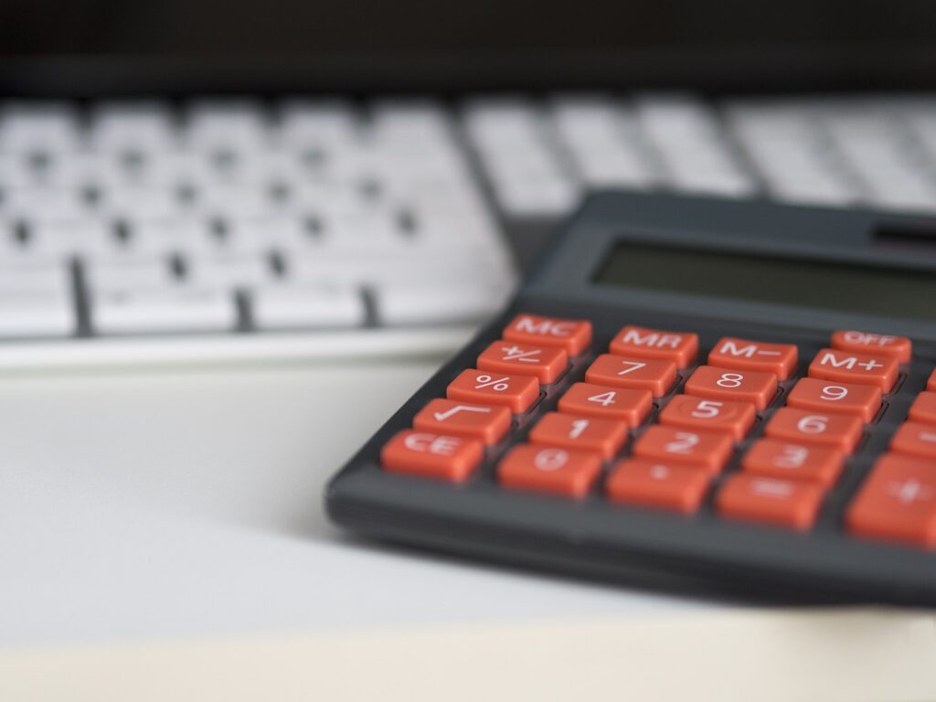 Hände unterschreiben Kreditunterlagen auf einem Schreibtisch, passend zur aktuellen Kreditumfrage der Bundesbank – Foto: Edar / Pixabay