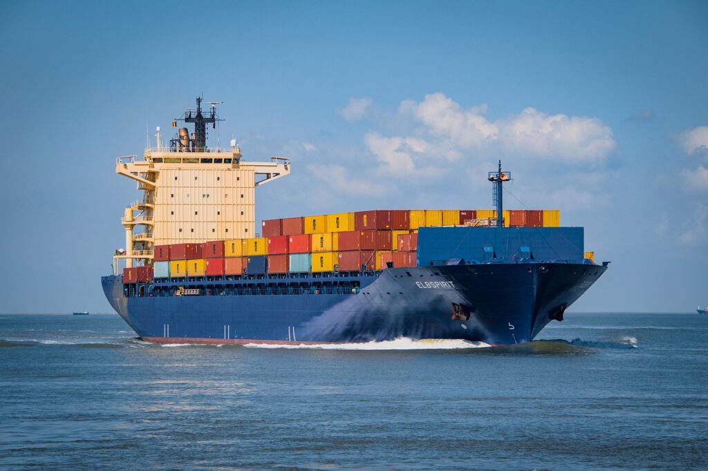 Ein Containerschiff im Hafen symbolisiert die gestiegenen ifo Exporterwartungen der deutschen Industrie – Foto: dendoktoor / Pixabay
