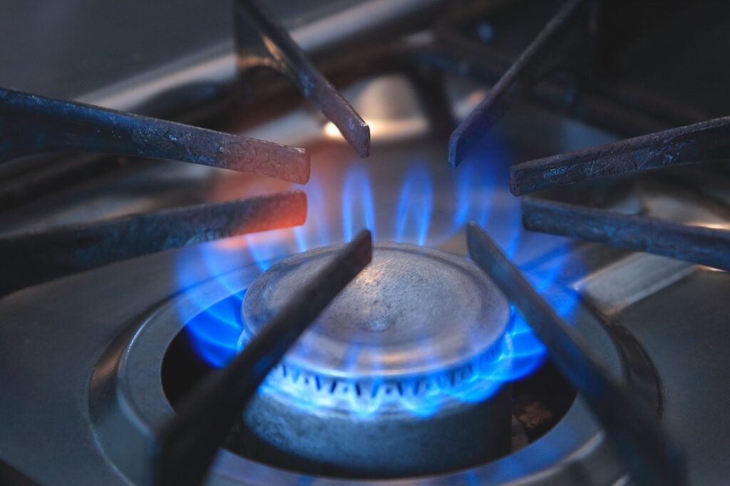 Nahaufnahme einer Gasflamme auf einem Herd als Sinnbild für steigende Energiepreise und Inflation – Foto: Maklay62 / Pixabay