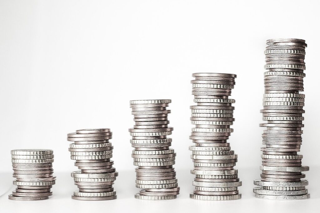 Das Bild zeigt Euromünzen auf Zeitungen als Symbol für die Diskussion um die Inflation in Europa – Foto: kschneider2991 / Pixabay