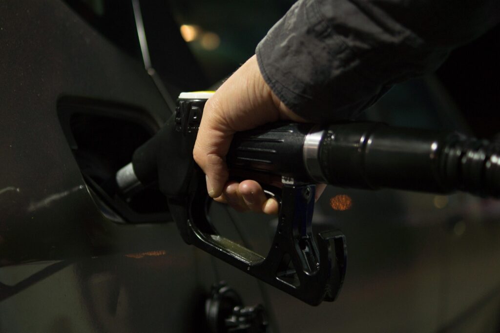 Eine Zapfpistole steckt im Tank eines Autos, während die Inflation im September durch steigende Spritpreise angetrieben wird – Foto: ClickerHappy / Pixabay