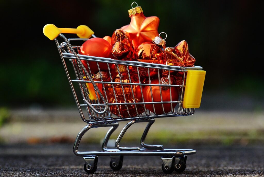 Ein halb leerer Einkaufswagen mit Weihnachtsgeschenken symbolisiert das sinkende Konsumklima im Oktober vor dem Weihnachtsgeschäft – Foto: Alexas_Fotos / Pixabay