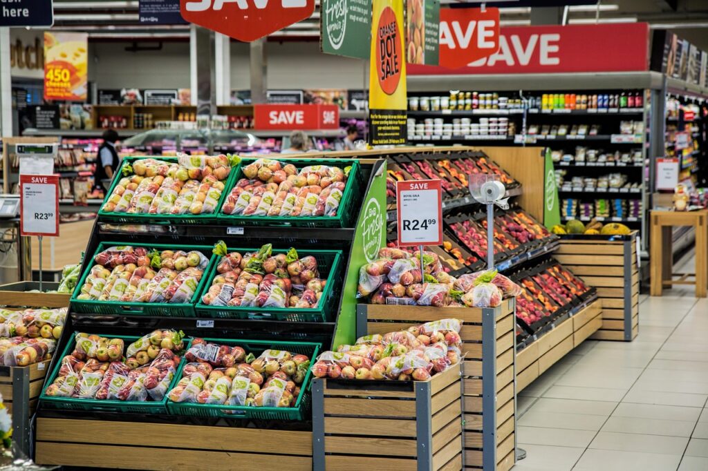 Ein Einkaufskorb mit frischen Lebensmitteln im Supermarktregal zeigt, wie Lebensmittel billiger werden können – Foto: stevepb / Pixabay