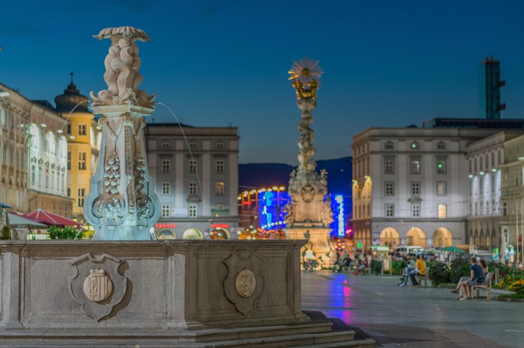 Stadtplatz mit historischen Gebäuden symbolisiert das Städteranking Lebensqualität zwischen österreichischen Landeshauptstädten – Foto: Markus_KF / Pixabay