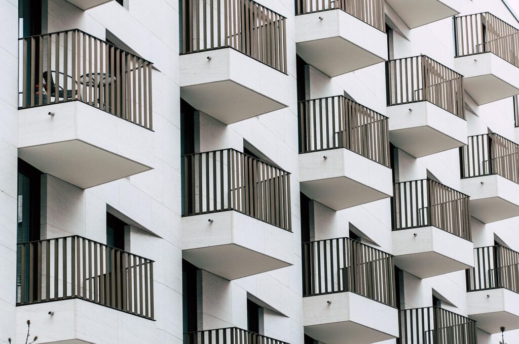 Die Fassade eines Mehrfamilienhauses zeigt, in welchen Städten die Mietpreise gestiegen sind – Foto: wal_172619 / Pixabay