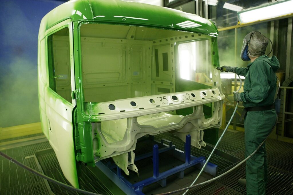 Das Bild zeigt eine Autoproduktionslinie, die den Hintergrund des VW-Milliardenverlusts in der deutschen Automobilindustrie verdeutlicht – Foto: Eccofinishing / Pixabay