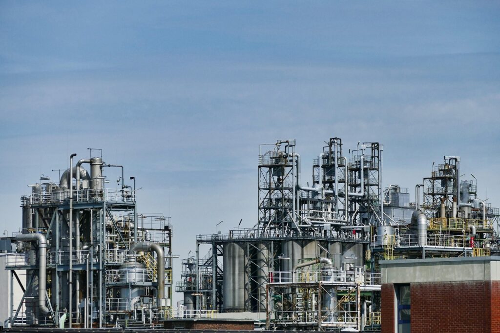 Industrielle Öltanks und Rohrleitungen stehen sinnbildlich für die gesunkene OMV Produktion im dritten Quartal – Foto: SatyaPrem / Pixabay