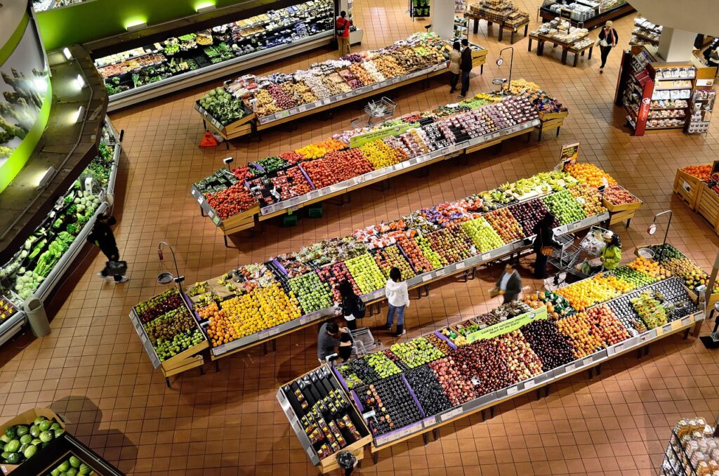 Ein voller Einkaufswagen im Supermarkt symbolisiert, dass die Lebensmittelpreise laut Weltbank weiter steigen – Foto: ElasticComputeFarm / Pixabay