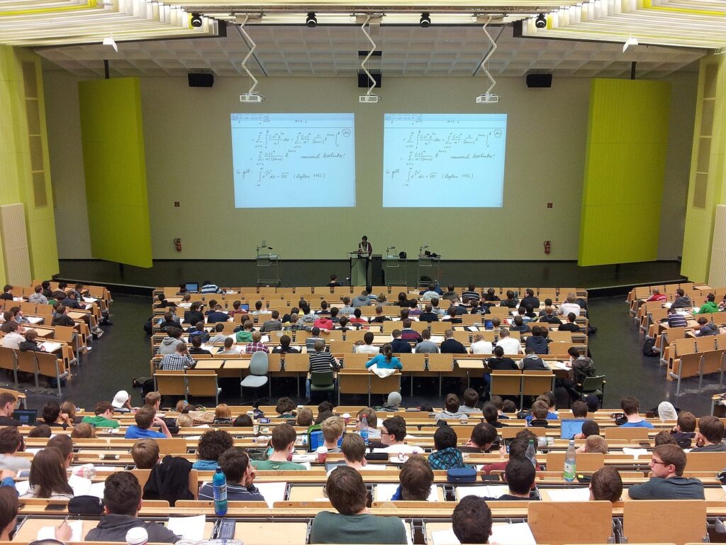 Ein leerer Hörsaal einer österreichischen Universität veranschaulicht die Debatte um das Uni-Budget – Foto: nikolayhg / Pixabay