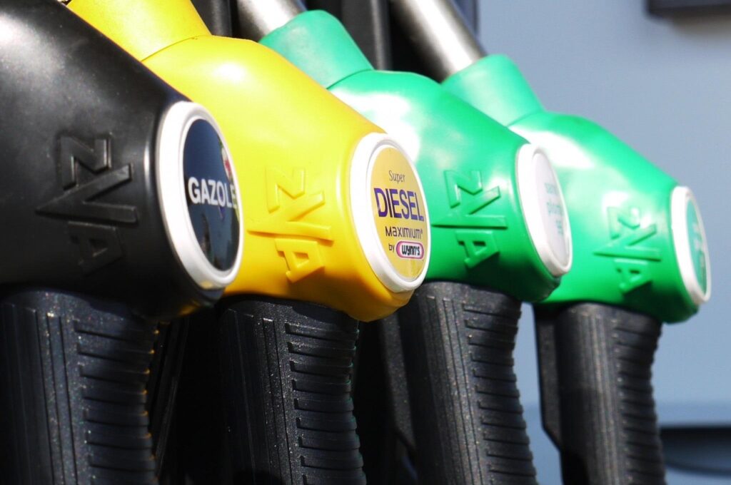 Eine Zapfsäule an einer US-Tankstelle steht sinnbildlich für die US-Inflation von 3,7 Prozent, zu der steigende Benzinpreise maßgeblich beitragen – Foto: RoumanetD / Pixabay