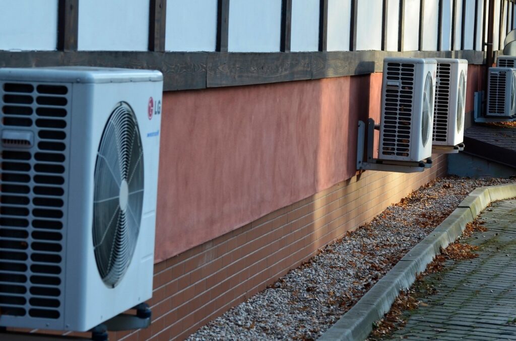 Eine Wärmepumpe an der Außenwand eines Einfamilienhauses im Morgenlicht, bei der sich die Investition laut Studie langfristig lohnt – Foto: aszak / Pixabay